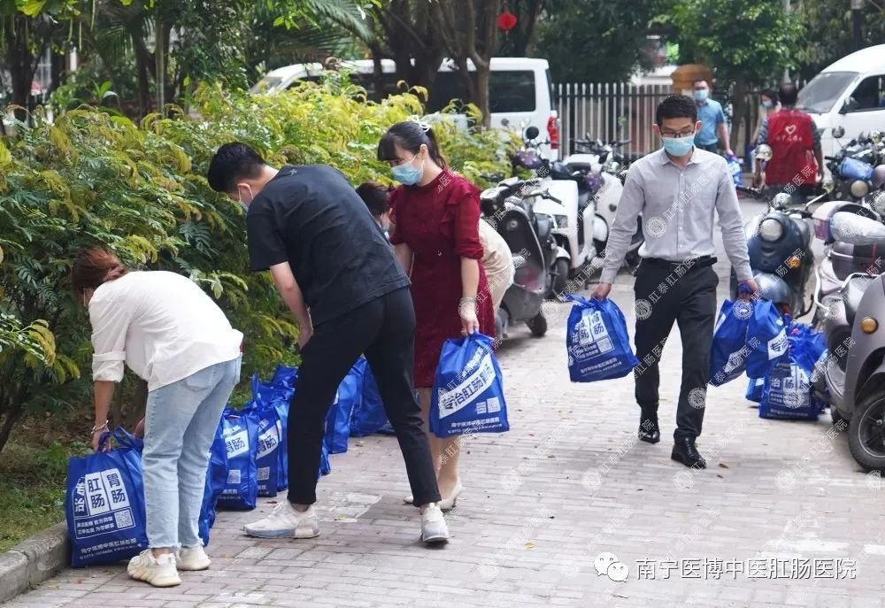 獻愛心·戰(zhàn)疫情|我院支部走進安吉華都小區(qū)開展捐物活動